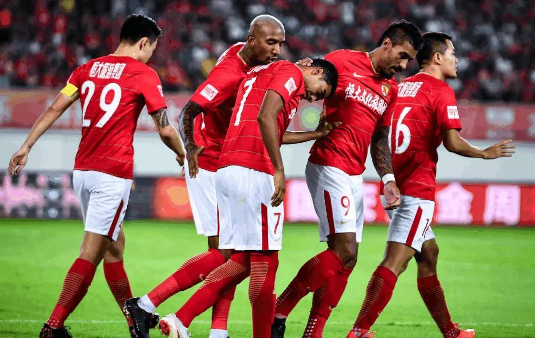 抢分大战：上港战胜浦和，晋级前景光明