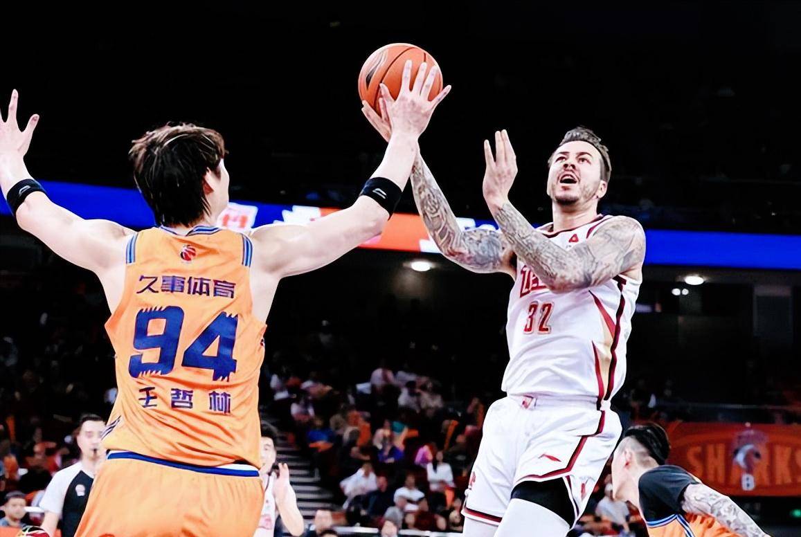 客场作战,球队逆转战胜对手 客场作战,球队逆转战胜对手