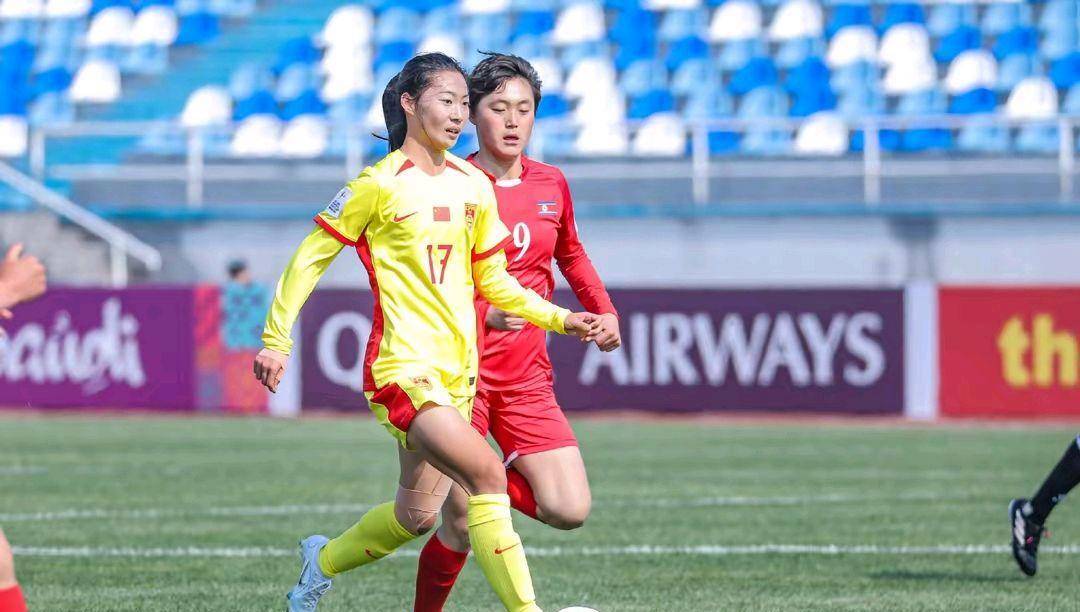 女子足球比赛中球员实力不凡 女子足球比赛中球员实力不凡