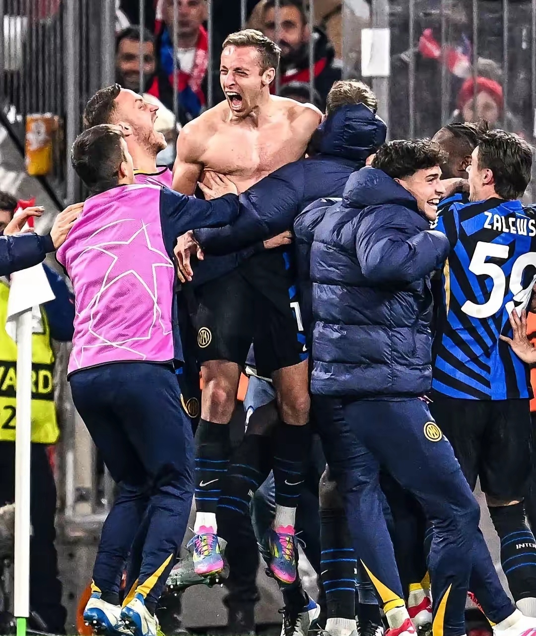 包含拜仁逆转晋级，欧冠半决赛兵分两路的词条