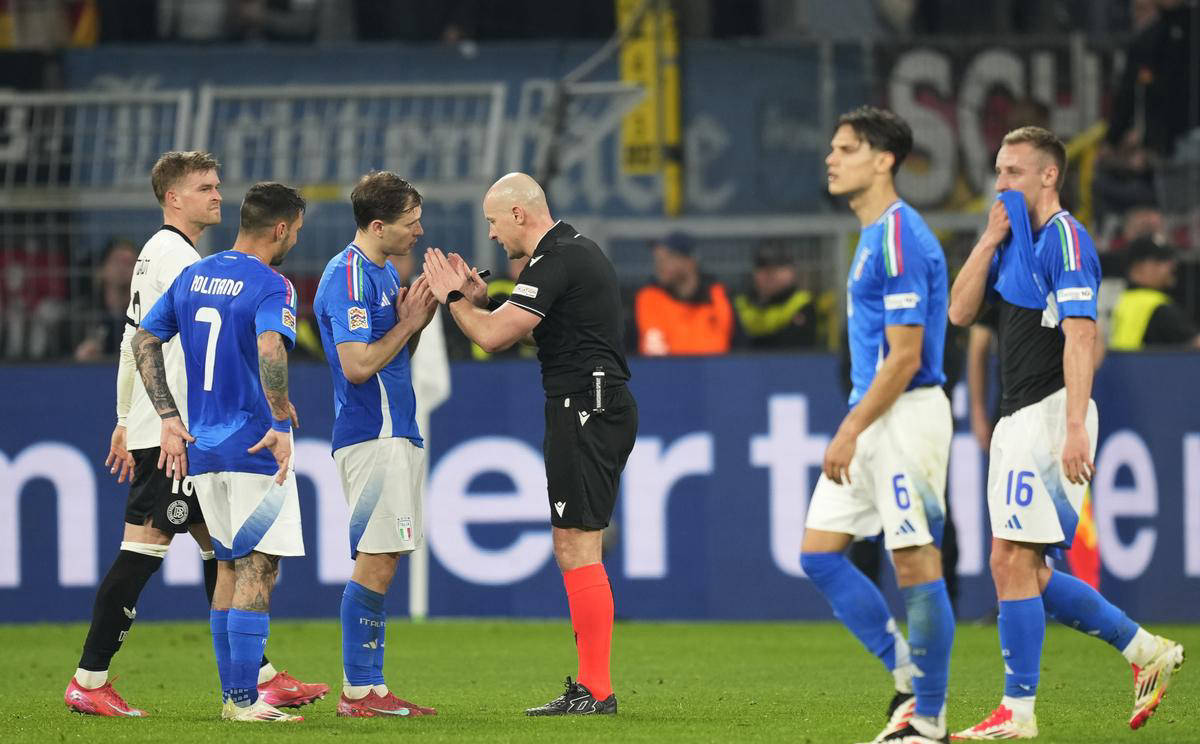 主场占据优势,压制对手双响炮 主场占据优势,压制对手双响炮