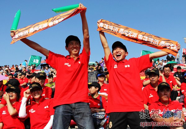 看台上的球迷为球队奋力呐喊助威