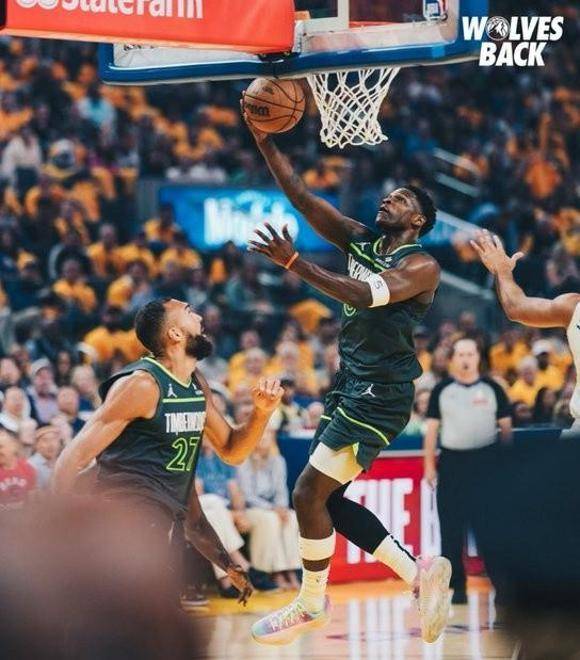 惊险瞬间！控球节奏完美，球队成功逆袭获胜！