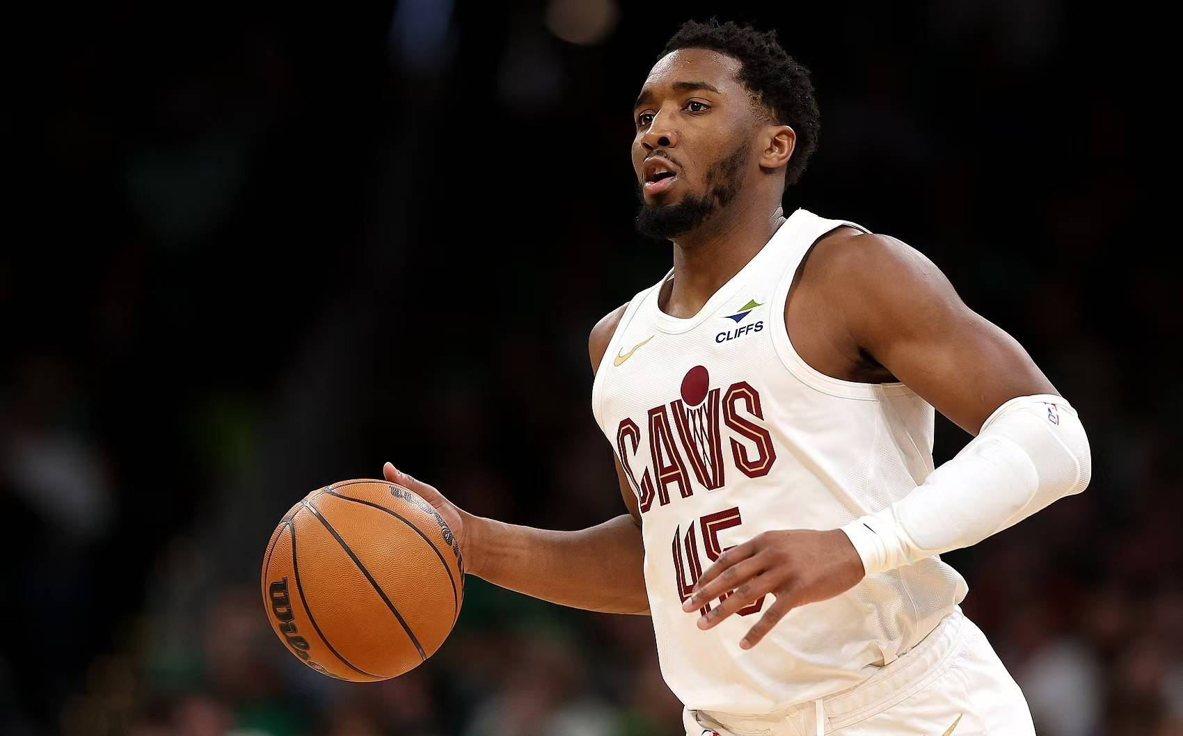 雄鹿惨败爵士，米切尔砍下30分