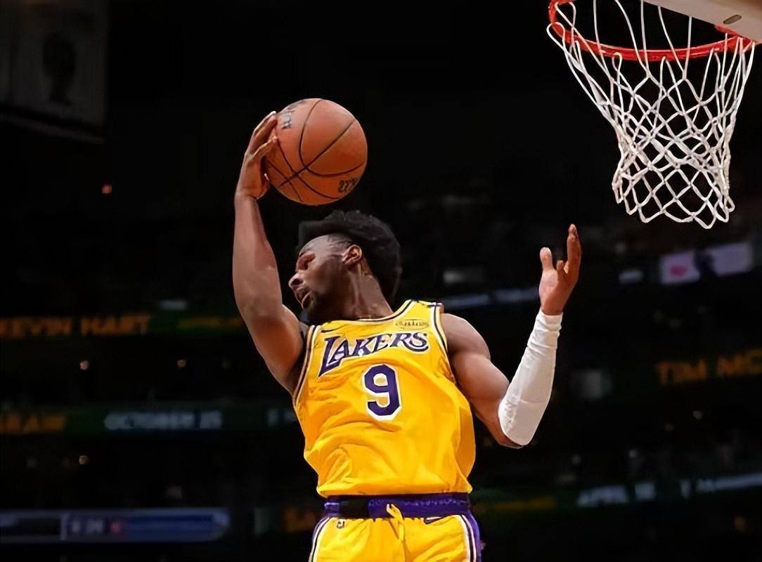 雄鹿主场艰难取胜，锁定胜局