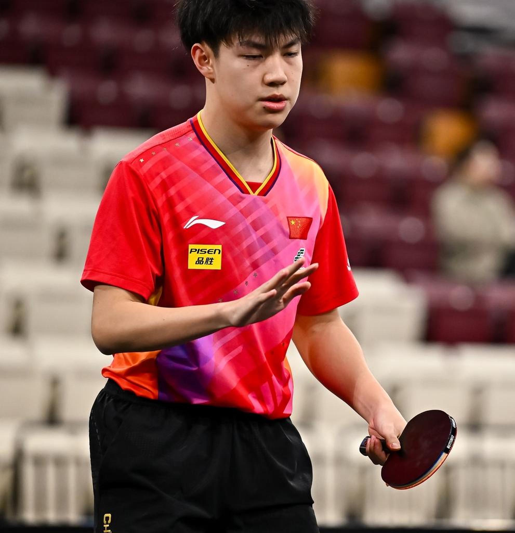 足坛风云：强强对决，乒乓球新星亮相