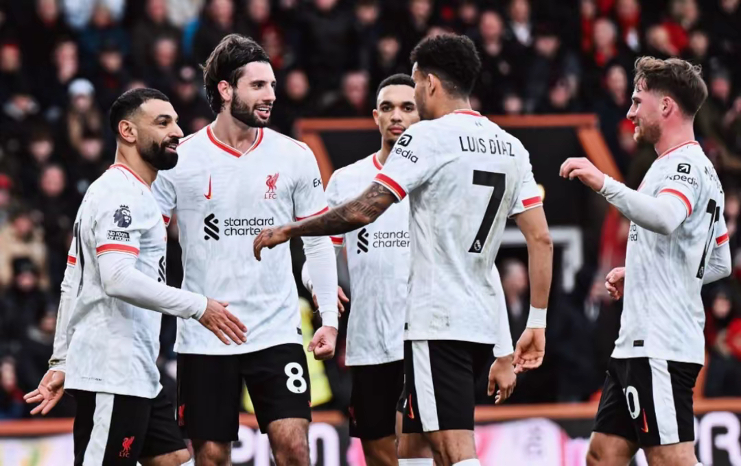 西班牙人球员奋力拼搏，期待胜利