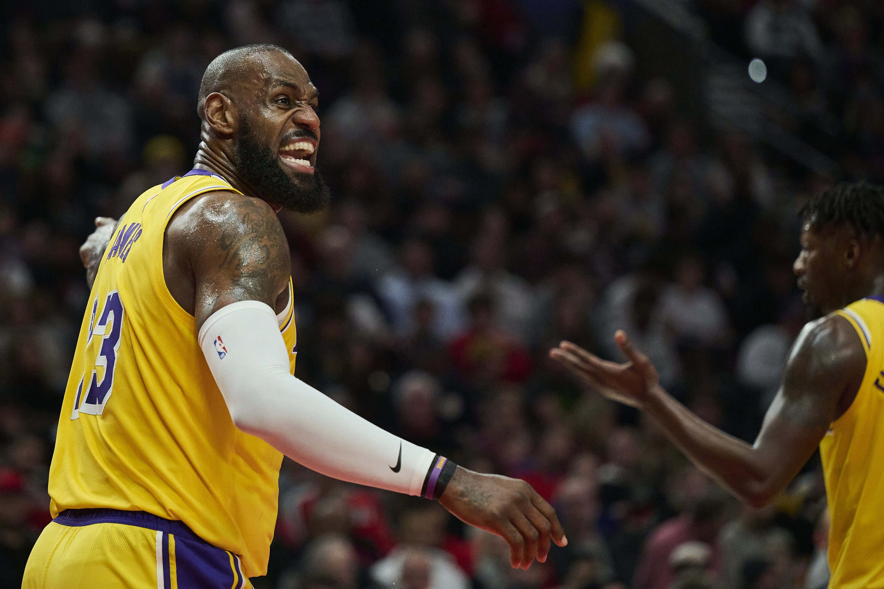 詹姆斯44分独揽，湖人击败马刺