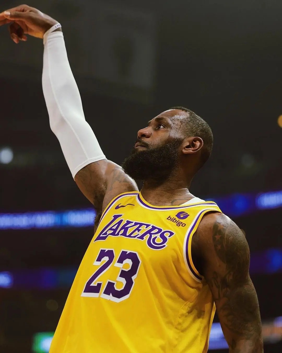 詹姆斯44分独揽，湖人击败马刺