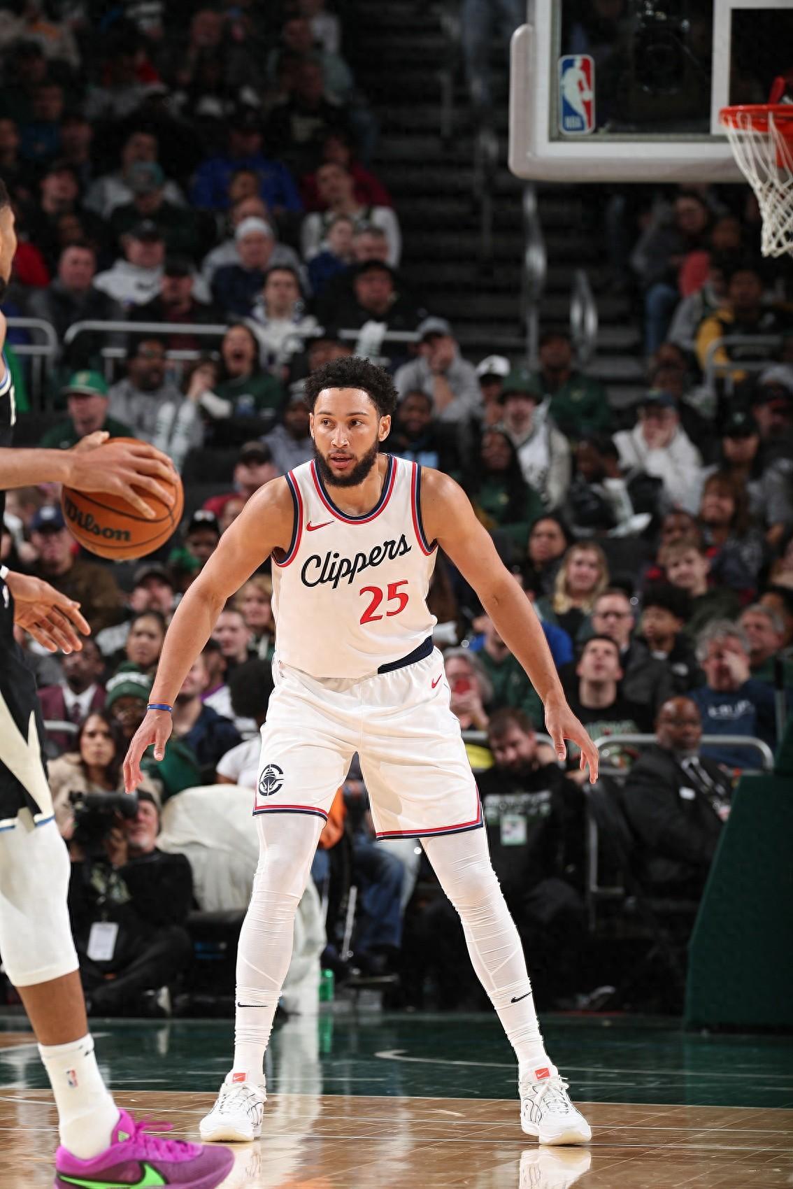 76人主场负开拓者,西蒙斯投篮低迷 76人主场负开拓者,西蒙斯投篮低迷