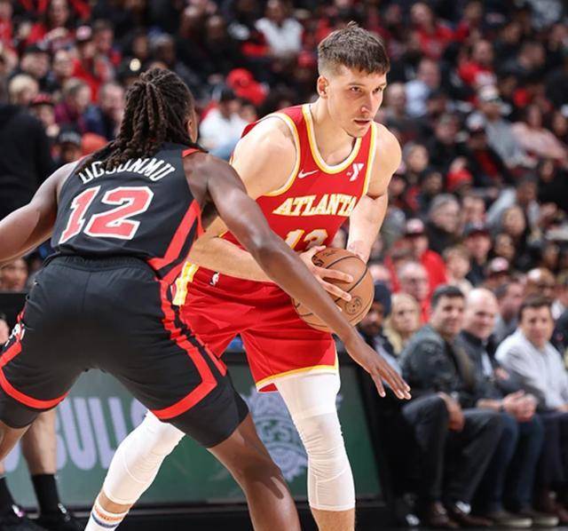 老鹰击败尼克斯，表现出色